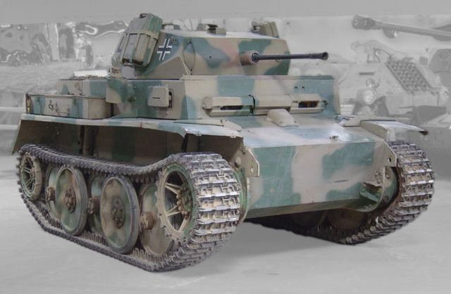 Panzer II Luchs i grøn-brun camouflage med 2 cm kanon og store overlappende løbehjul