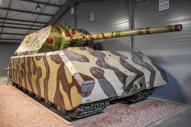 Maus-kampvognen i camouflage med tykke, skrå panserplader, udstillet i en hal