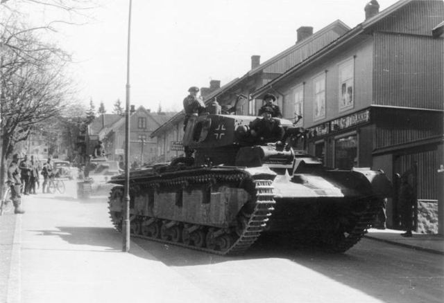 Sort-hvidt foto af Neubaufahrzeug med flere tårne, kørende gennem en norsk by