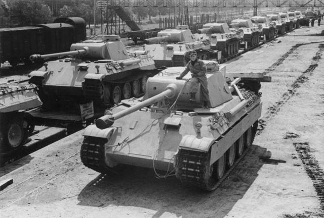 Sort-hvidt foto af mange Panther-kampvogne på jernbanevogne, klar til transport