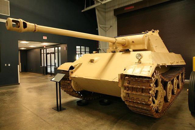 Sandfarvet Panther II-skrog med langløbet kanon, udstillet på et museum