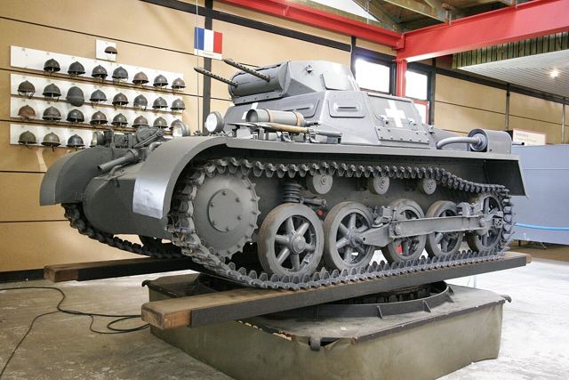 Grå Panzer I med to maskingeværer i det lille tårn, udstillet på et museum