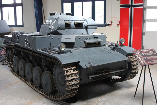Grå Panzer II med 2 cm maskinkanon set skråt forfra, udstillet på et museum