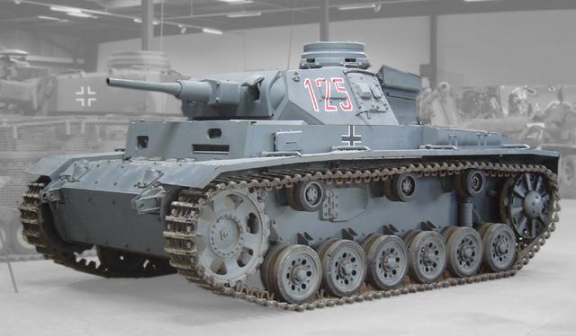 Grå Panzer III med rødt tal 125 på tårnet, udstillet på et museum