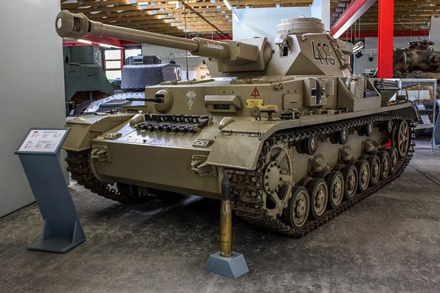 Sandfarvet Panzer IV med langløbet kanon og sideskørter, udstillet på Panzermuseum Munster
