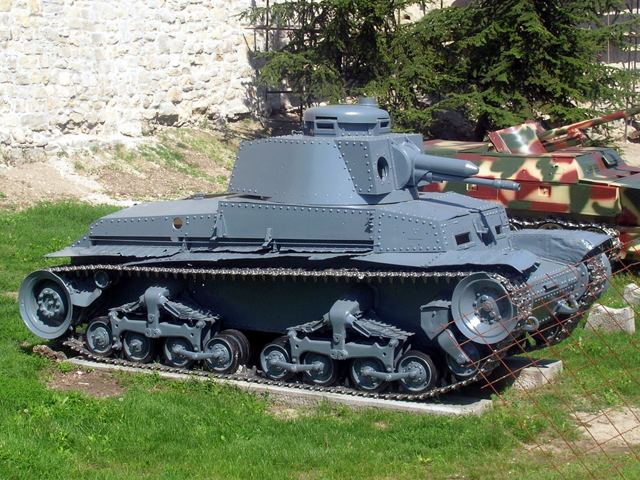 Grå Panzer 35(t) med tårn og 3,7 cm kanon, udstillet udendørs på en græsplæne