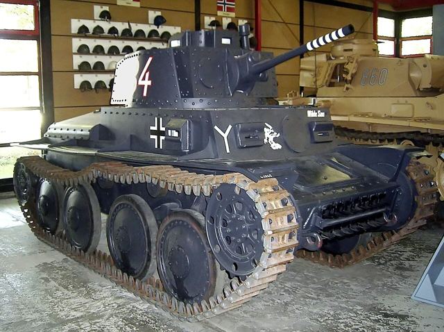 Mørkegrå Panzer 38(t) Ausf. S med hvidt tal 4 på tårnet, udstillet på et museum