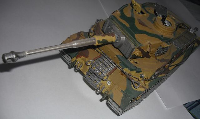 Modelfoto af Porsches Tiger (P) i camouflagemaling, set skråt oppefra